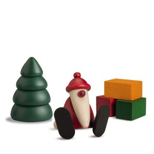 Mini-Weihnachtsmann auf Kante sitzend mit Baum u. Geschenken