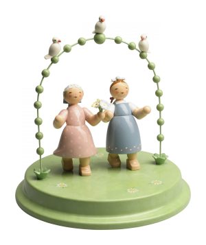 Liebespaar im Bogen mit drei Täubchen, zwei Damen