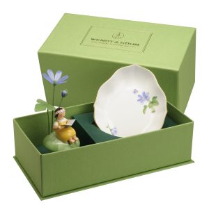 Rarität zum Sonderpreis ** Mädchen mit Leberblümchen, auf Hügel, mit Schälchen aus Meißner Porzellan 2023 Meisterhafter Abschluss 5226/3